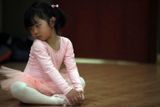 Místo, kde budoucí baletky rostou: Taneční studio v Šanghaji přijímá dívky od tří do pěti let. V první fázi se děvčátka učí především cviky, kterými natahují dětské svaly.