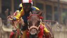 A child jockey raises his hand after winning a race at Panda racetrack, outside Bima, November 18, 2012. Dozens of child jockeys, some as young as eight-years-old take part in the races. Involving nearly 600 horses they take place around a dusty, oval track of 1,400 meters (nearly one mile). The reward, for the winner is a handful of cash for his family, and glory for the jockey. The grand prize is one million rupiah ($100). Those who win their groups get two cows. The chairman of the races' organising team, Hajji Sukri, denies that there is any danger to the children saying they are all skilful riders and none has been killed or seriously hurt. Picture taken November 18, 2012. REUTERS/Beawiharta (INDONESIA - Tags: SPORT SOCIETY) ATTENTION EDITORS: PICTURE 16 of 25 FOR PACKAGE 'BETTING ON CHILD JOCKEYS' Published: Lis. 24, 2012, 9:16 dop.