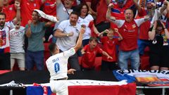 Tomáš Holeš slaví s fanoušky gól v osmifinále Nizozemsko - Česko na ME 2020