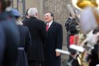 Pozval Josého Manuela Barrosa, předsedu Evropské komise, aby ukázal, že je jiný než jeho předchůdce.