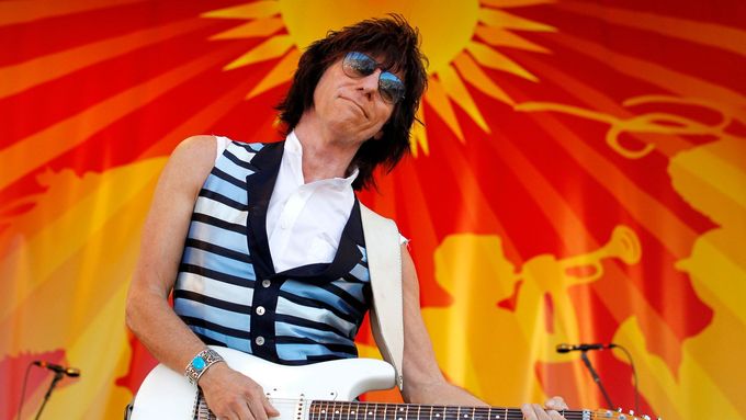 Ve slavné scéně z filmu Zvětšenina rozbije Jeff Beck (na snímku z roku 2011) elektrickou kytaru. Foto: ČTK/AP