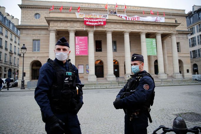 Protesty před pařížským divadlem Théâtre de l'Odéon.