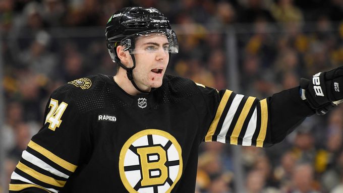 Jake DeBrusk v dresu Bostonu