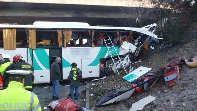 Autobus sjel v pondělí 8. dubna ráno u dálničního sjezdu u Rokycan z dálnice a zabořil se přední částí do svahu.