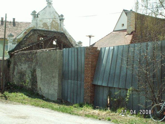 Ratjena v Řepicích (Jihočeský kraj) před rekonstrukcí. Snímek z roku 2008. Mimochodem, kdo by nevěděl, co je ratejna, může si představit obrovskou přízemní místnost, v níž bydlelo plno rodin. Své "soukromí" měli lidé ohraničeno toliko několika kusy nábytku. V ratejně tudíž býval obrovský hluk, zima a často i zápach.