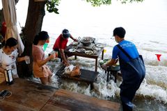Zaplavená thajská restaurace je atrakcí. Obsluha má holinky a hosté jezdí na lodích