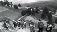 V období druhé světové války a komunistické totality patřil Klub českých turistů k jiným organizacím, samostatně funguje znovu od roku 1990. Snímek zachycuje putování na první celostátní sraz turistů ve Velkých Karlovicích v září roku 1955.