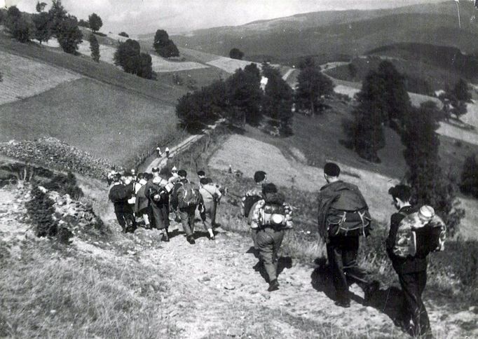 Putování na první celostátní sraz turistů ve Velkých Karlovicích v září roku 1955.