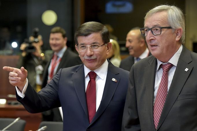 Turecký premiér Davutoglu s předsedou Evropské komise Jean-Claude Junckerem na summitu EU s Tureckem.