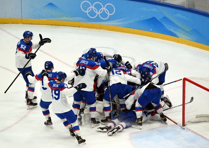 Slovenští hokejisté se radují z postupu do semifinále olympiády v Pekingu 2022