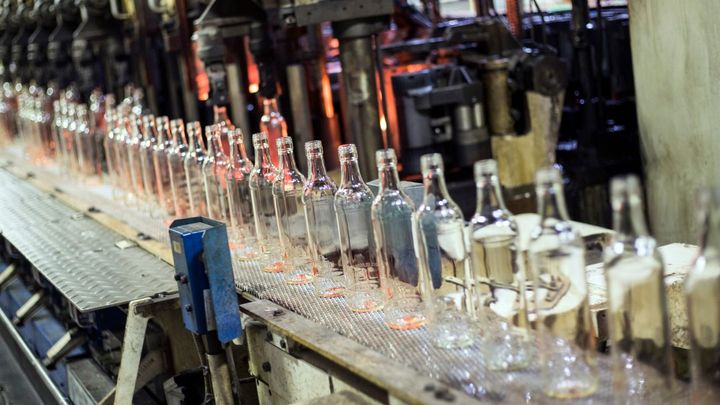 Na evropském nedostatku lahví vydělávají čeští skláři. Jejich kapacity jedou na plno