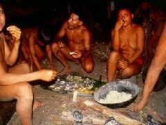 Členové amazonského kmene Surawaha při večeři.