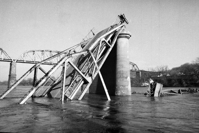 Fotografie z 15. 12. 1967 pořízená po zřícení mostu Silver Bridge u Point Pleasant v Západní Virginii v USA. Při neštěstí zahynulo 47 lidí.
