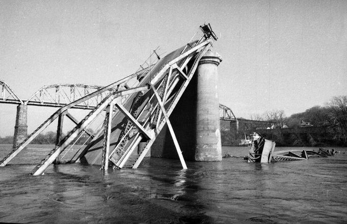 Fotografie z 15. 12. 1967 pořízená po zřícení mostu Silver Bridge u Point Pleasant v Západní Virginii v USA. Při neštěstí zahynulo 47 lidí.