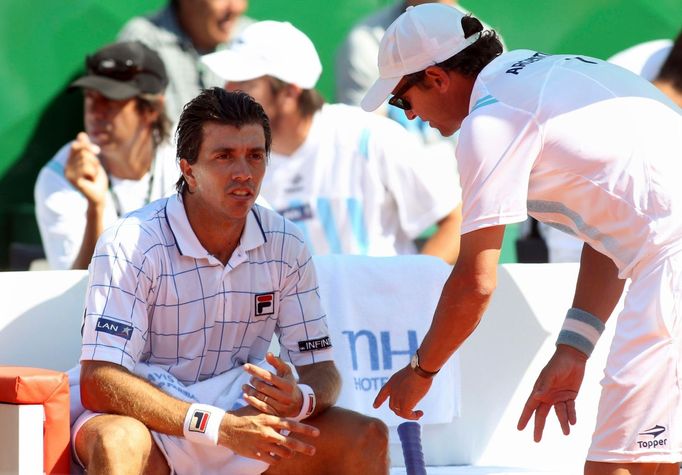 Argentinský tenista Carlos Berlocq v semifinálovém utkání Davis Cupu 2012 s Čechem Tomášem Berdychem.