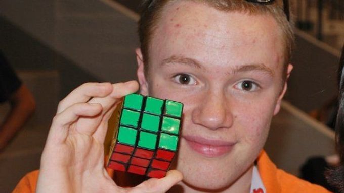 Osmnáctiletý Nizozemec Erik Akkersdijk zvládl Rubikovu kostku 3x3x3 ve světovém rekordu - za 7,08 sekund.