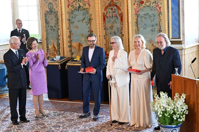 Vlevo jsou král Karel XVI. Gustav. a královna Silvia Švédská, vpravo Bjorn Ulvaeus, Anni-Frid Lyngstadová, Agnetha Fältskogová a Benny Andersson.