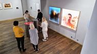 Pohled do výstavní síně pražské Leica Gallery v době krátce po instalaci výstavy Tekuté písky.