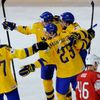 MS 2018, Švédsko-Švýcarsko: Hráči Švédska slaví první gól v síti Švýcarska