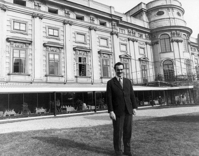 Karel Schwarzenberg před Schwarzenbergským palácem ve Vídni v roce 1989.