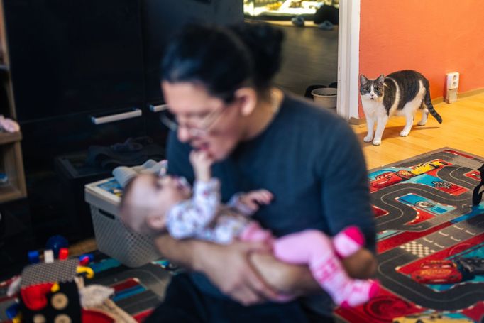 Hana Teichmannová trpí mozkovou obrnou. S partnerem Petrem se přesto nevzdali snu o rodině a vychovávají spolu dvě dcery. Na pomoc s péčí založili sbírku.