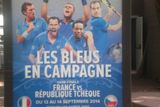 Francouzi jsou na plakátech vypodobněni po vzoru mušketýrů a s heslem "Modrá cesta".
