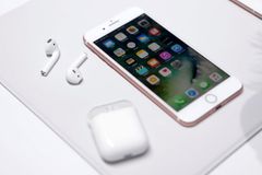 Nový iPhone 7 přišel o konektor pro sluchátka, ale lze ho vzít pod vodu