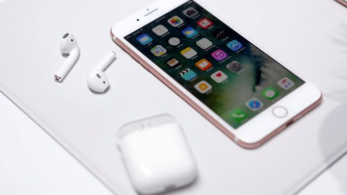 Člověk, který vlastní iPhone 6, nemá moc důvodů přecházet na novější model, naopak přijde o jack na sluchátka, říká novinář Otakar Schön.