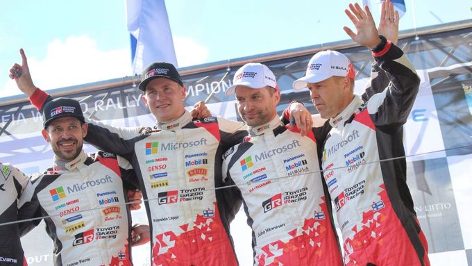 Vítězný Esapekka Lappi a třetí Juho Hänninen (druhý a třetí zleva) slaví společné pódiové umístění v cíli Finské rallye.