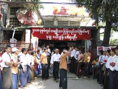 Členové opoziční NLD slaví 60.výročí barmské nezávislosti. I jejich transparent volá po národním usmíření. Dialog s vládou ale neprobíhá
