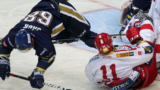 Jaromír Jágr nestačil na Romana Červenku.