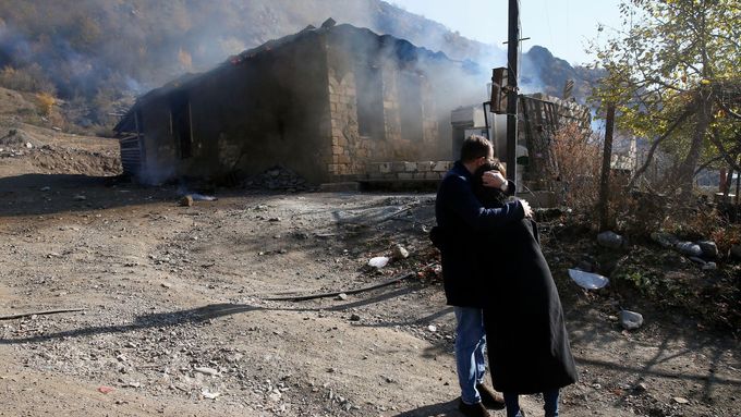 Foto: Pálí domy, aby Ázerbájdžáncům nic nezůstalo. Arméni opouštějí část Karabachu