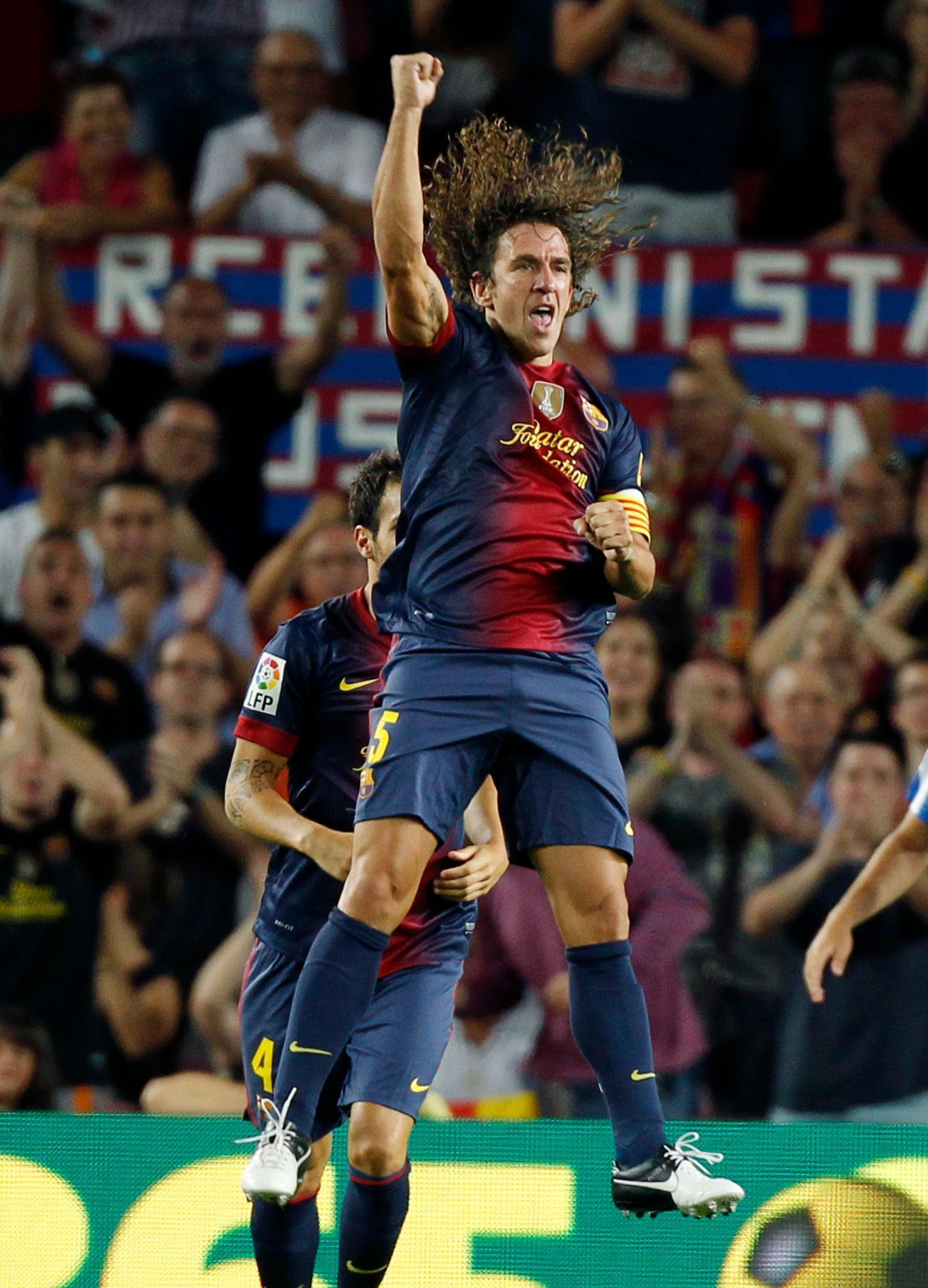 Kapitán Barcelony Carles Puyol slaví gól