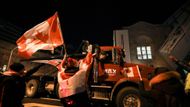 V sobotu protesty proti covidovým opatřením zažila i další kanadská města. Jejich rozsah byl ale menší než v metropoli, uvedla agentura AFP. Snímek je z Toronta, nejlidnatějšího kanadského města.