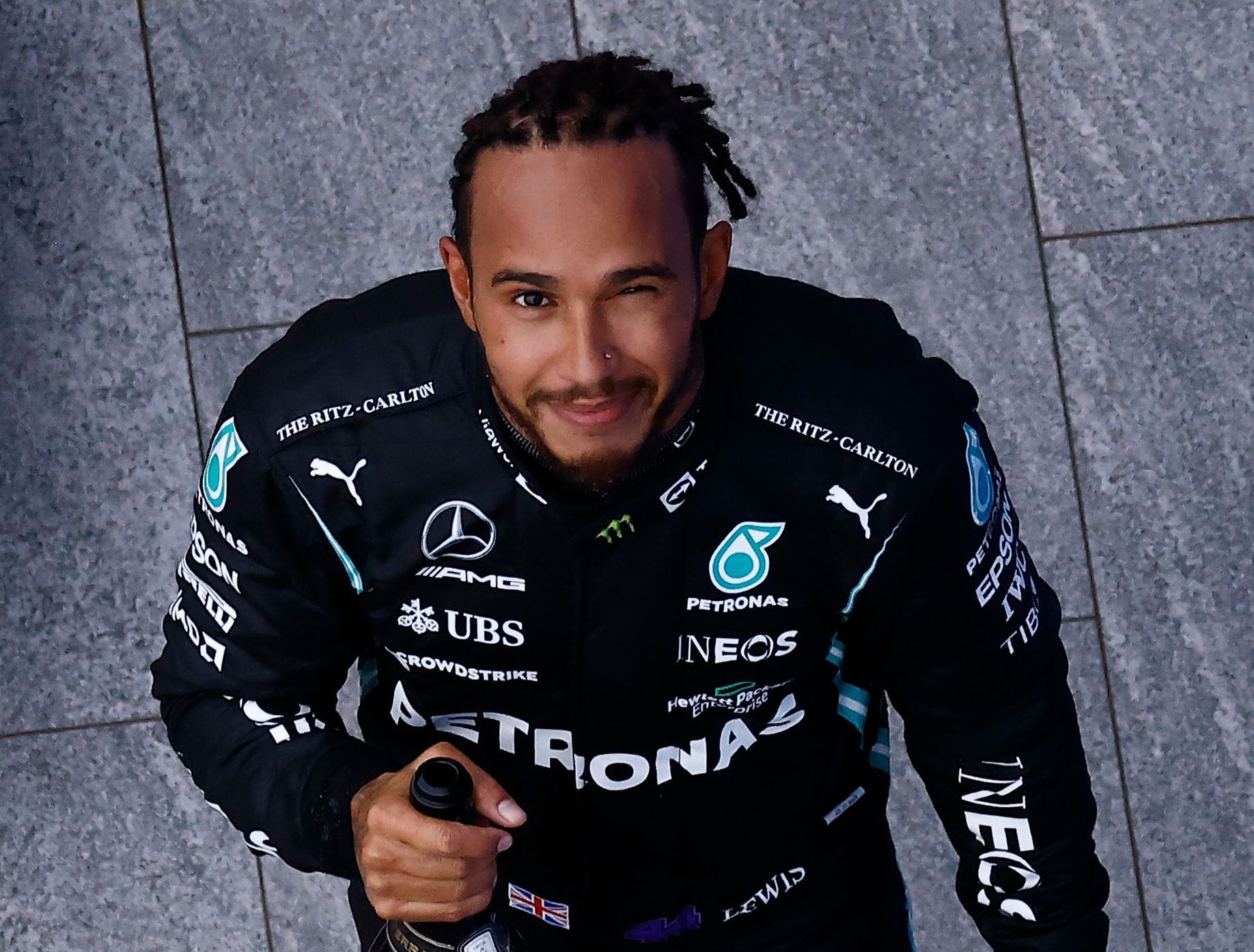 Lewis Hamilton z Mercedesu slaví triumf ve VC Ruska formule 1 2021