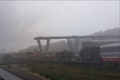 Po zřícení dálničního mostu v Janově jsou desítky mrtvých, dolů spadlo několik aut