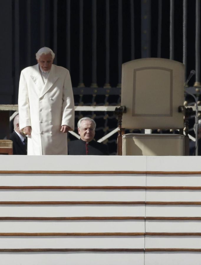 Pope Benedict XVI arrives to take his seat in St Peter's Square to hold his last general audience at the Vatican February 27, 2013. The weekly event which would normally be held in a vast auditorium in winter, but has been moved outdoors to St. Peter's Square so more people can attend. The pope has two days left before he takes the historic step of becoming the first pontiff in some six centuries to step down instead of ruling for life. REUTERS/Max Rossi (VATICAN - Tags: RELIGION) Published: Úno. 27, 2013, 10:26 dop.