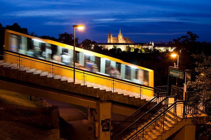 Zastávka lanové dráhy Nebozízek. Lanovka vede z Újezda přes Nebozízek na vrch Petřín. Rok 2011