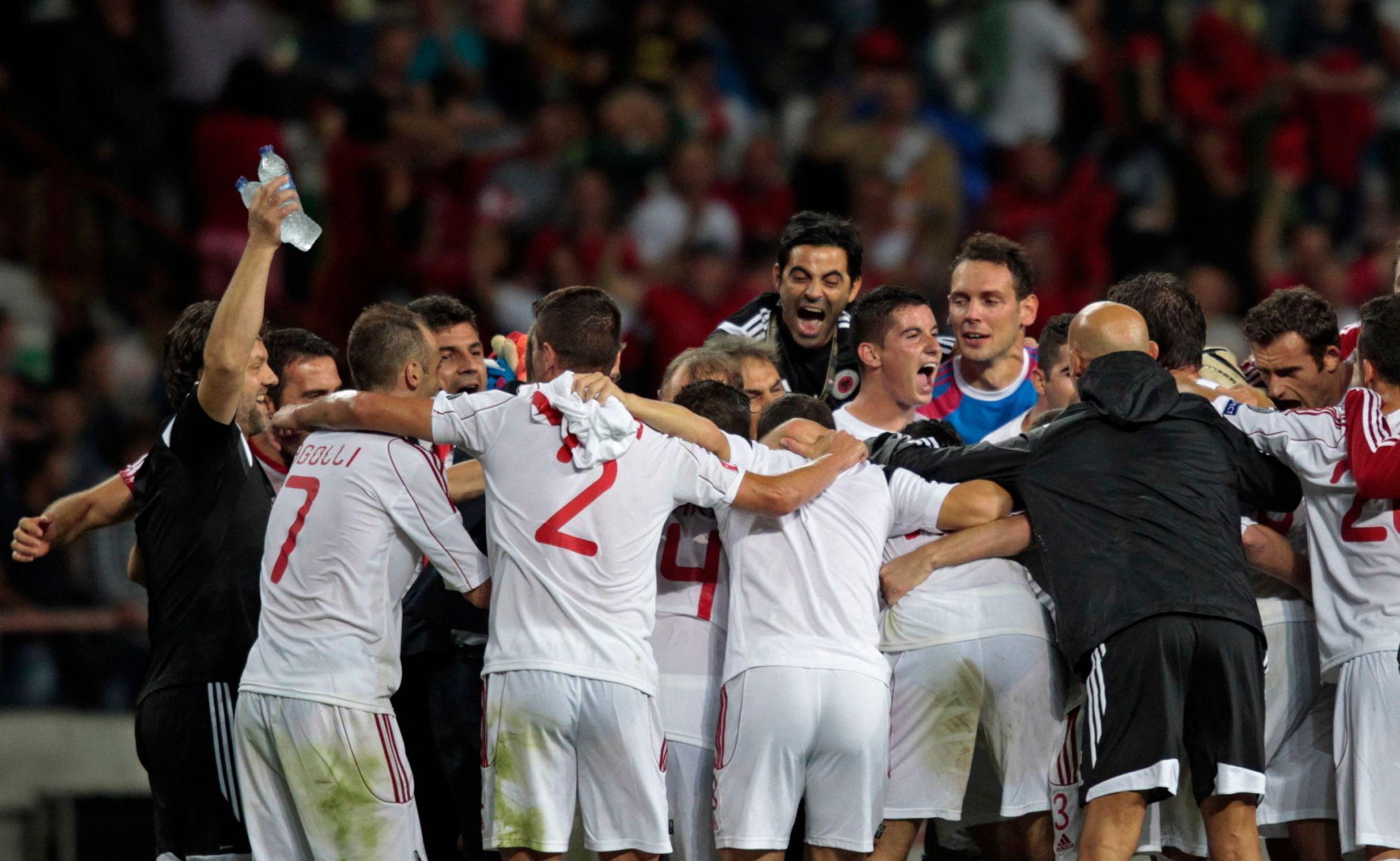 Albánští fotbalisté slaví vítězství nad Portugalskem