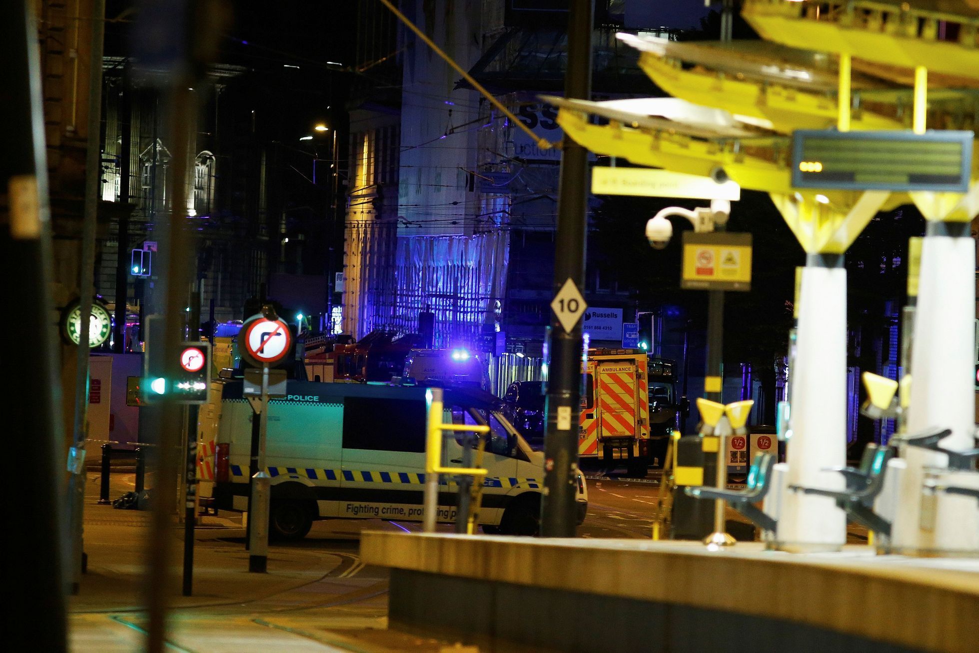 Policie uzavřela oblast poblíž koncertní haly v Manchesteru, kde došlo k výbuchu