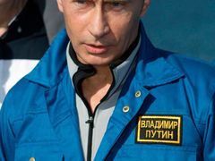 Na tomto snímku je Vladimir Putin zachycen jako člen týmu miniponorky "Mir-2" u jezera Bajkal.