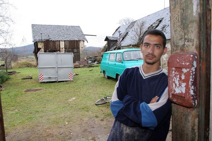 Pětadvacetiletý Jan Kandrač by chtěl starostovi Čunkovi dokázát, že se umí o sebe a své dítě postarat. Zbytek rodiny chce ale pryč