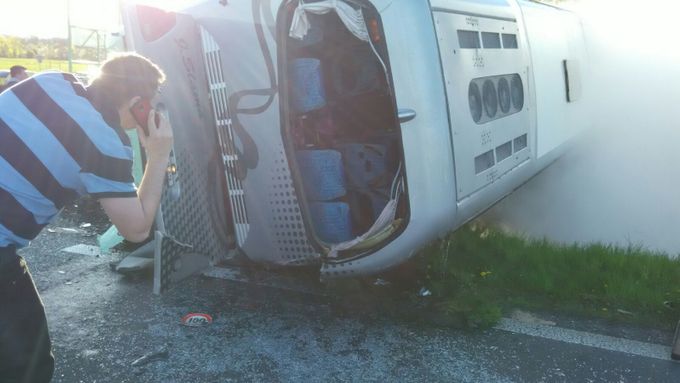 Nehoda autobusu a osobního auta u Kadaně na Chomutovsku, po které bylo zraněno 25 lidí.