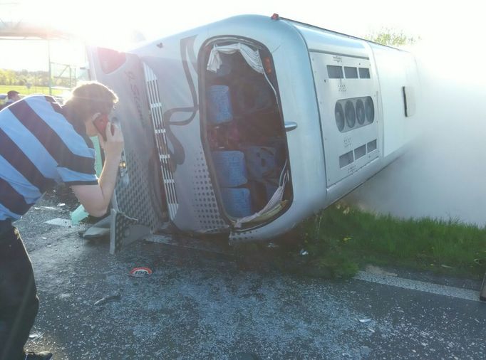 Nehoda autobusu a osobního auta u Kadaně na Chomutovsku, po které bylo zraněno 25 lidí.