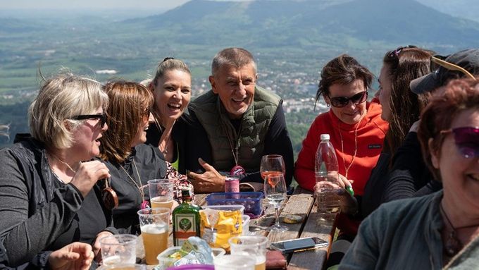 Předseda ANO Andrej Babiš na jedné z mnoha fotek na severu Moravy, kde tráví mnoho času. Tady si sedl s lidmi na na hoře Velký Javorník v Beskydech.