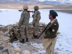 Pákistánští vojáci stráží hranici s Afghánistánem. Přesto ji bojovníci Talibanu přecházejí dál.
