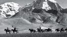 Expedice na staré obchodní cestě na sever do Gyantse. V pozadí impozantní hraniční hora mezi Tibetem a Bhútánem, Čomolhari (7 326 m).