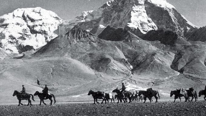 Nacistická expedice na staré obchodní cestě na sever do Gyantse. V pozadí hraniční hora Čomolhari mezi Tibetem a Bhútánem.