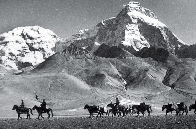 Expedice na staré obchodní cestě na sever do Gyantse. V pozadí impozantní hraniční hora mezi Tibetem a Bhútánem, Čomolhari (7 326 m).