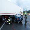 Auto skončilo pod návěsem kamionu